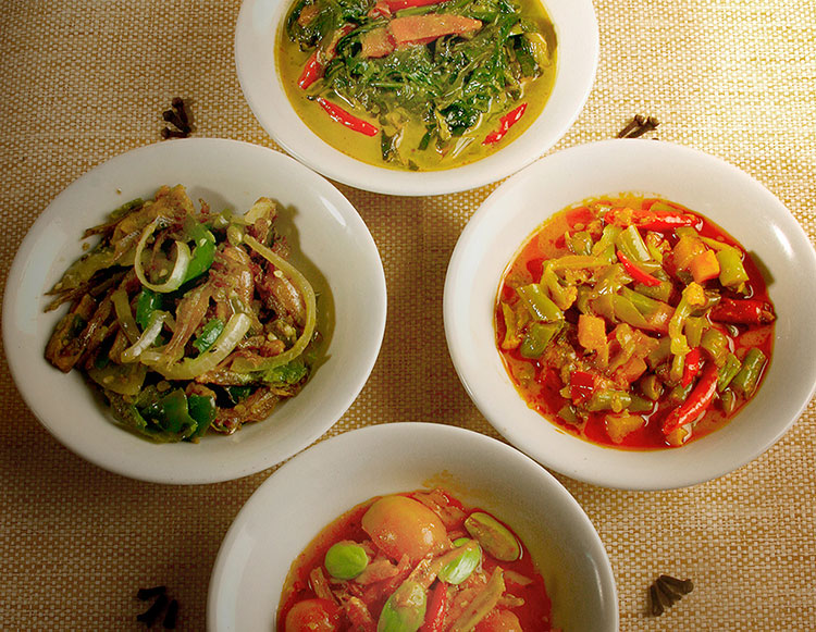 Hidangan Nasi Padang Pagi Sore