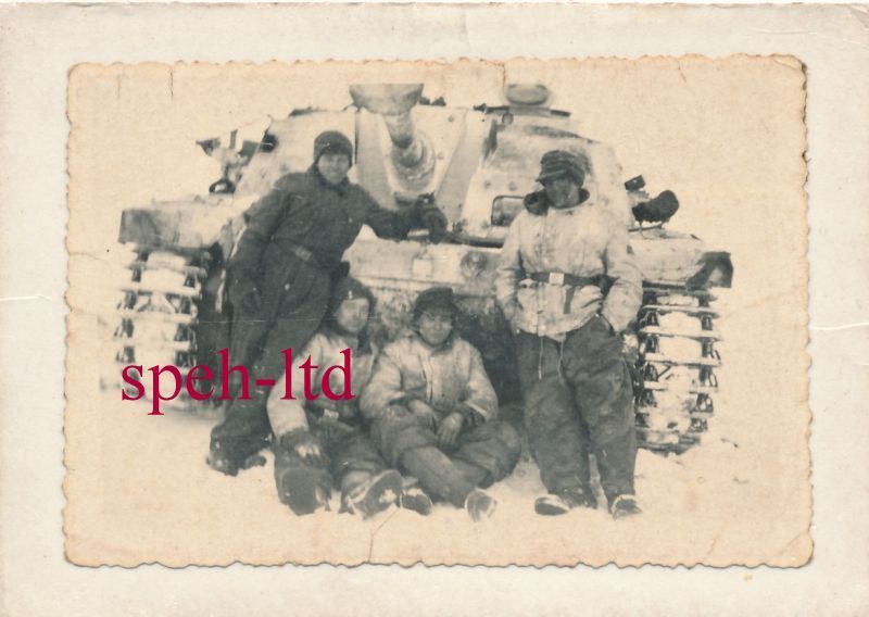 Deutsches Sturmgeschütz und Soldaten