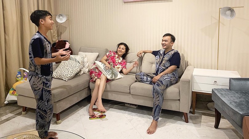 Betrand Peto bercerita di hadapan Sarwendah dan Ruben Onsu