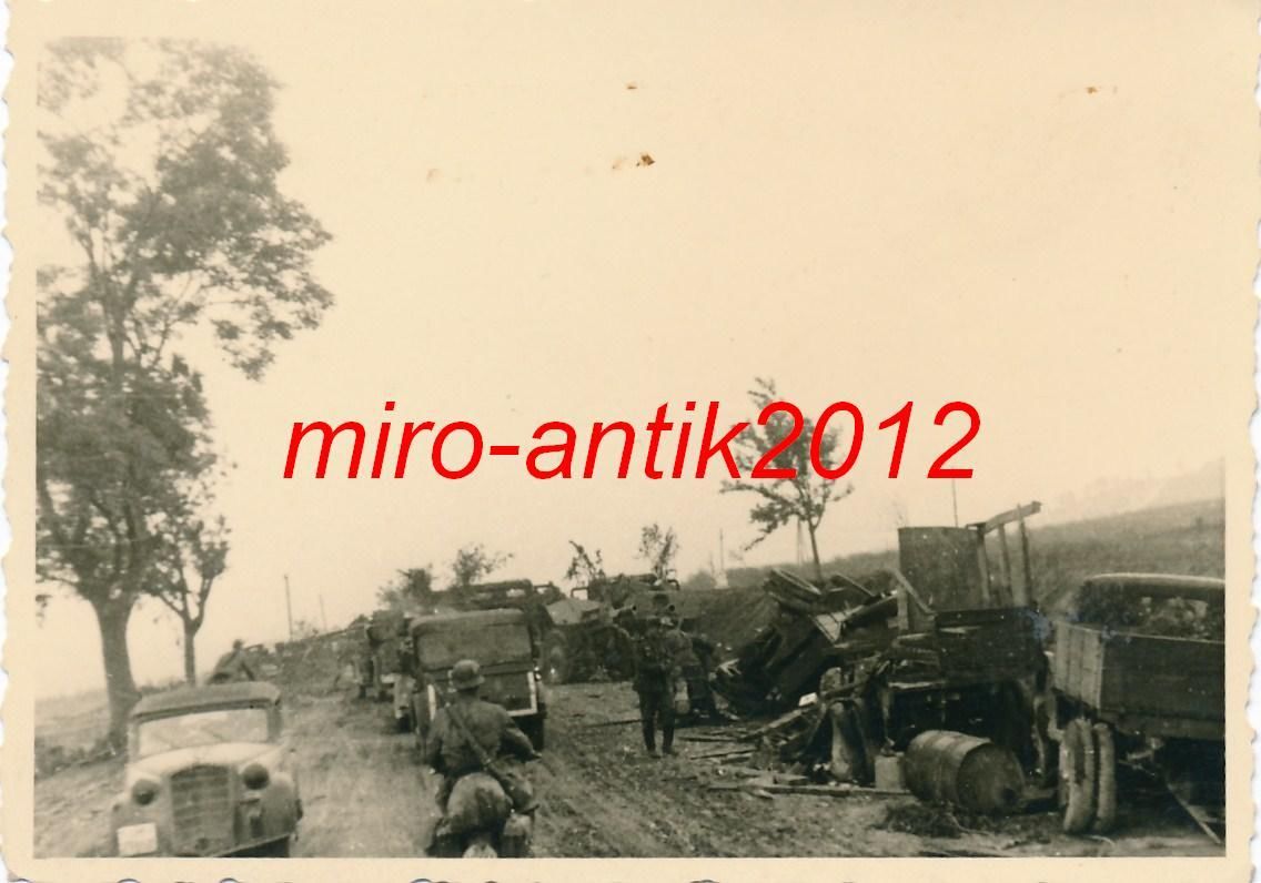 Wehrmacht, Vormarsch, vorbei an zerstörten Fahrz