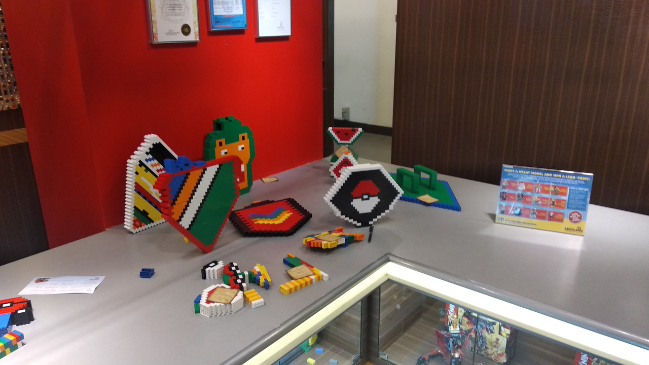 Karya yang dipajang di desk check-in 