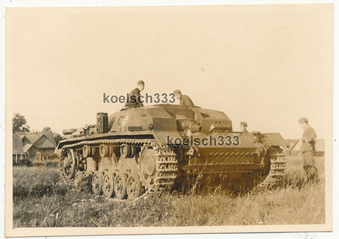 Foto Soldaten der Wehrmacht mit Sturmgeschütz Panzer in Russland Sturmartillerie