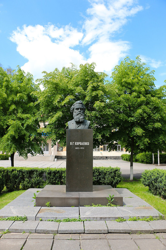 Житомир,_Пам'ятник_В._Г._Короленку_—_російському_письменнику,_Майдан_Короленка