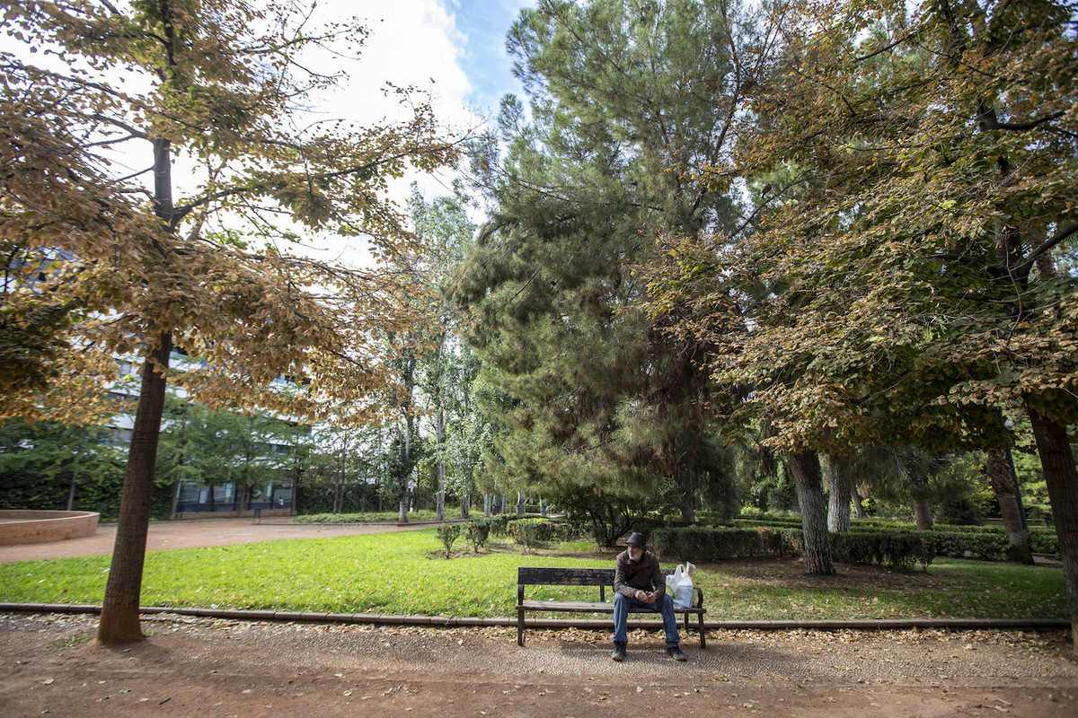 [Jorge sentado en el Parque García Lorca]