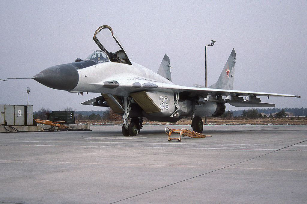 33. IAP, MiG-29, 39 white_2960705580[Gross-Dölln &amp; No date]
