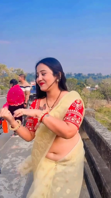 Very Beautiful Aunty saree navel tugging.mp4_snapshot_00.06.062