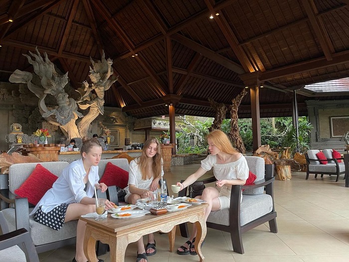 Pengunjung restoran di Taman Dedari.