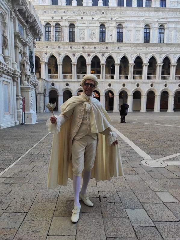 Venezia: Le aspiranti Miss Italia sbarcano in Piazza San Marco 2 l’ex inviato delle “Iene” Alessandro Di Sarno