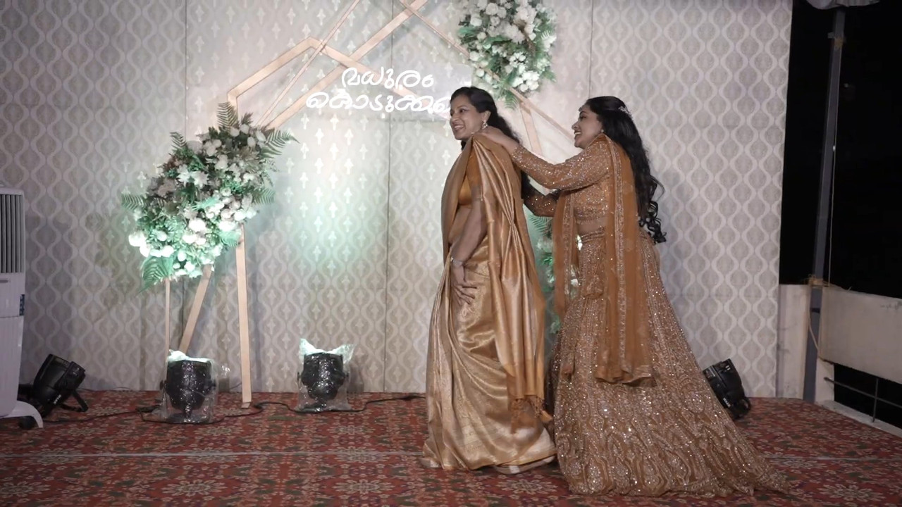 Malayal iflesh yaunty sexy tummy and navel slip in golden saree mkv snapshot 00 15 935