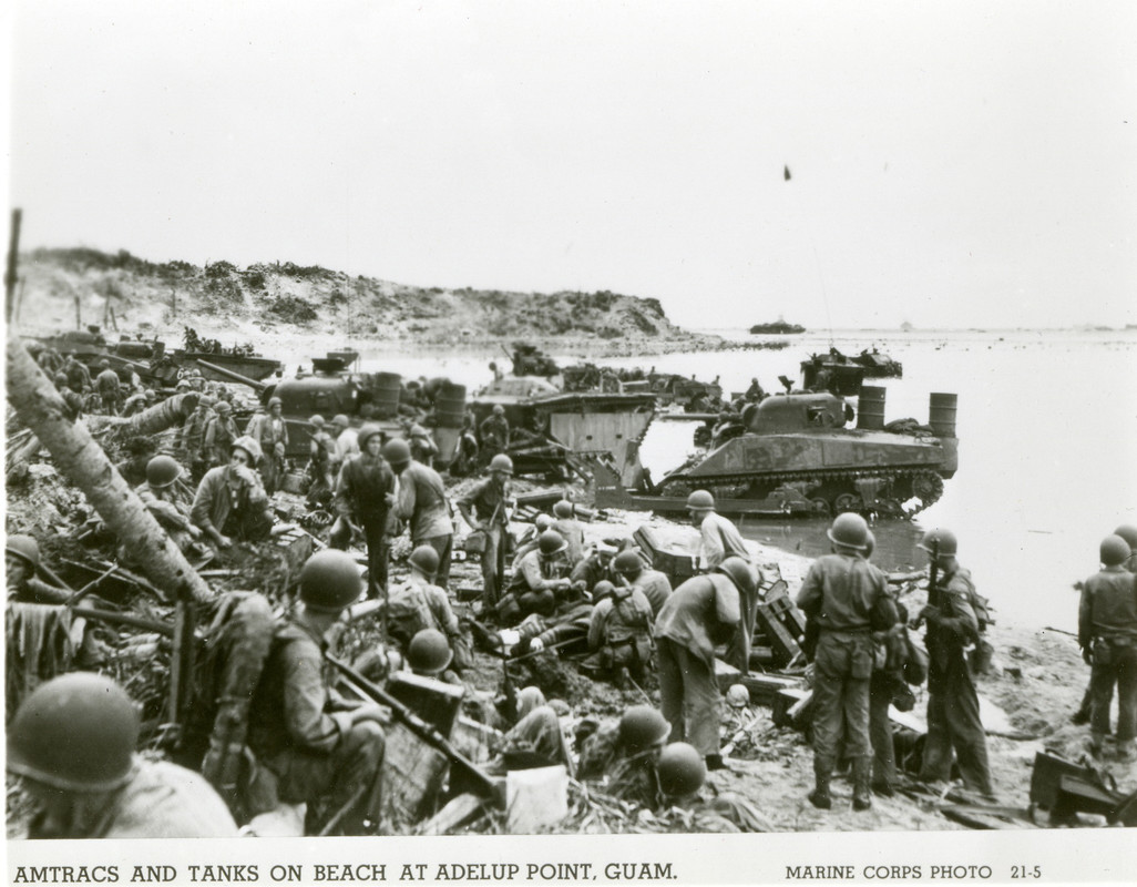 Photos avant-apres WWII - Page 28 Amtracs-et-chars-sur-la-plage-d-Adelup-Point-Guam-Photo-21-5-du-Corps-des-Marines-Adelup-Point-G
