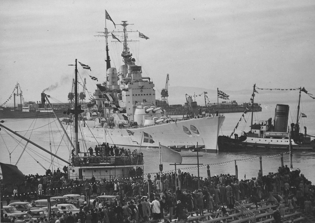 https://i.postimg.cc/DzW2ZnSr/HMS-Vanguard-drawing-up-at-Table-Bay-Harbour-Cape-Town-South-Africa-17-februari-1947.jpg