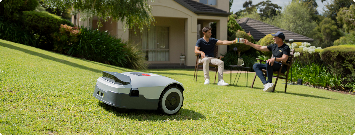 Anthbot Genie Mähroboter auf dem Rasen
