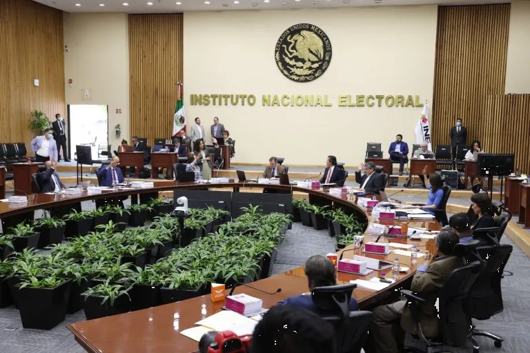 Inicia INE investigación por venta de las llamadas “Delfinitas” y