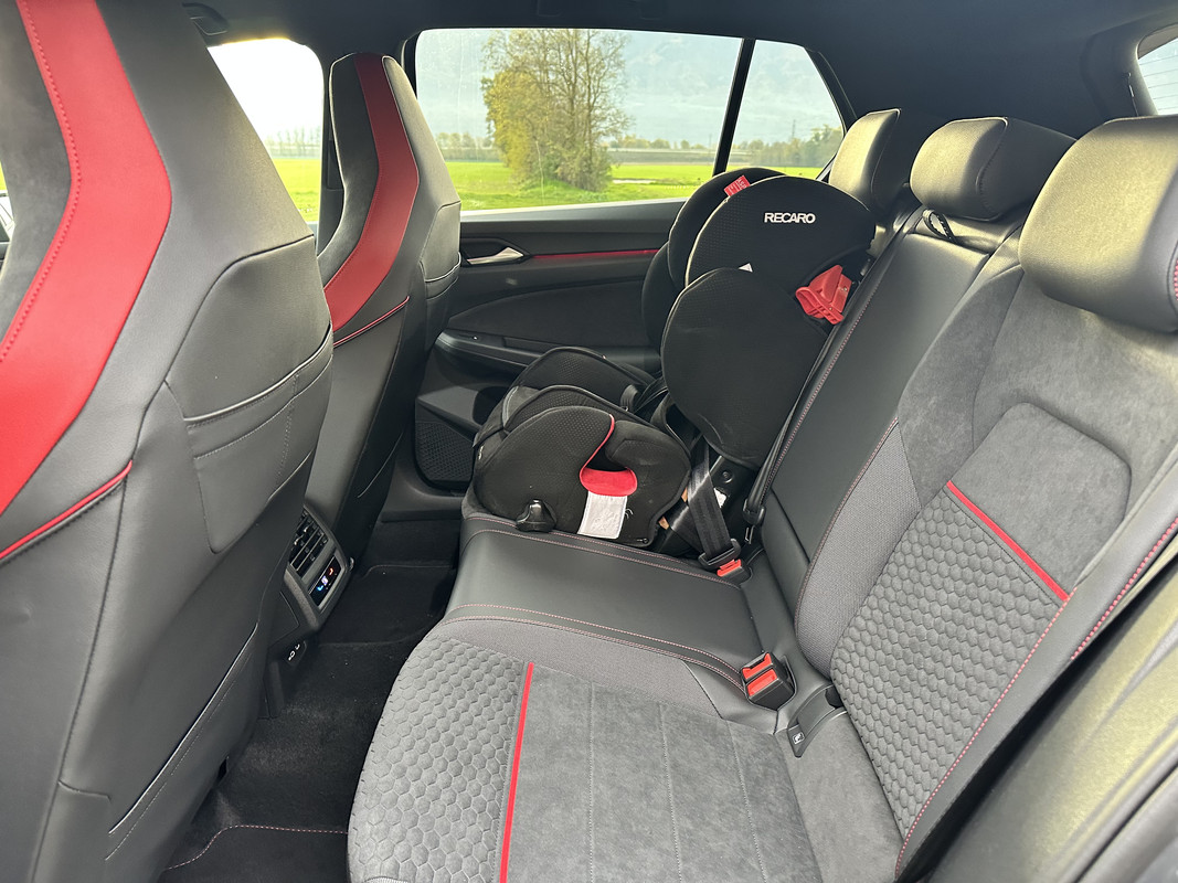 8B574666-25C0-4CFD-AD56-94953CD19030