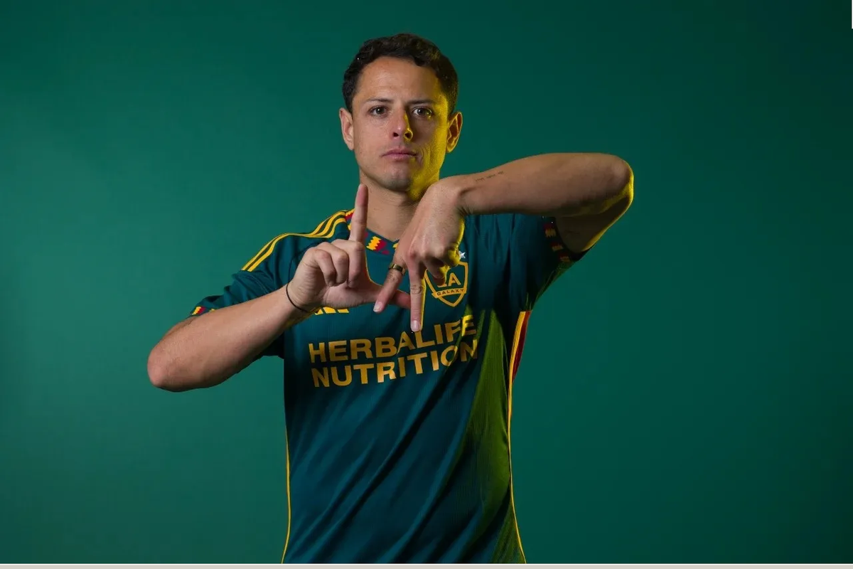 Chicharito Hernández estrena jersey diseñado por Adidas para LA Galaxy