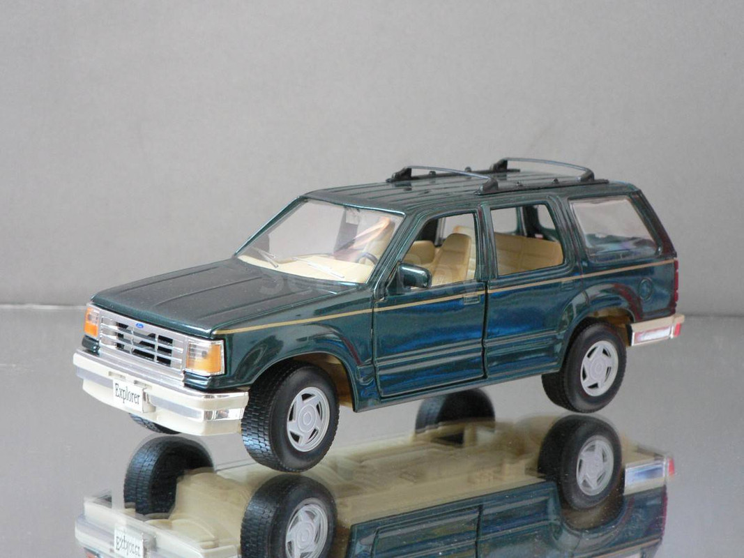 Модель 1 к 24 FORD EXPLORER 1992 Maisto металл  1