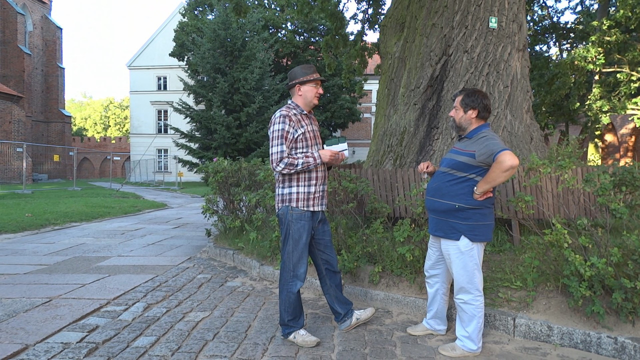 33.14 - Scenku na katedralnym dziedzińcu_001265