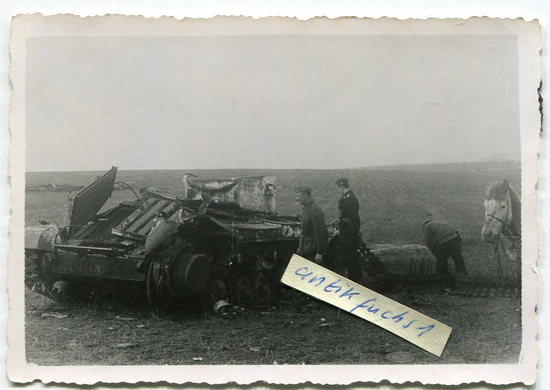 schwerer Panzer aus Rußland mit Stuka-Treffer an der Ostfront im