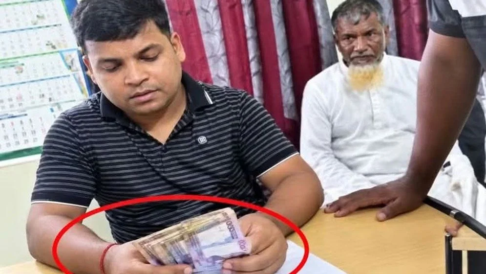 ঘুস নেওয়ার ভিডিও ভাইরাল, হাজীগঞ্জে ভূমি অফিসের কর্মচারী বরখাস্ত