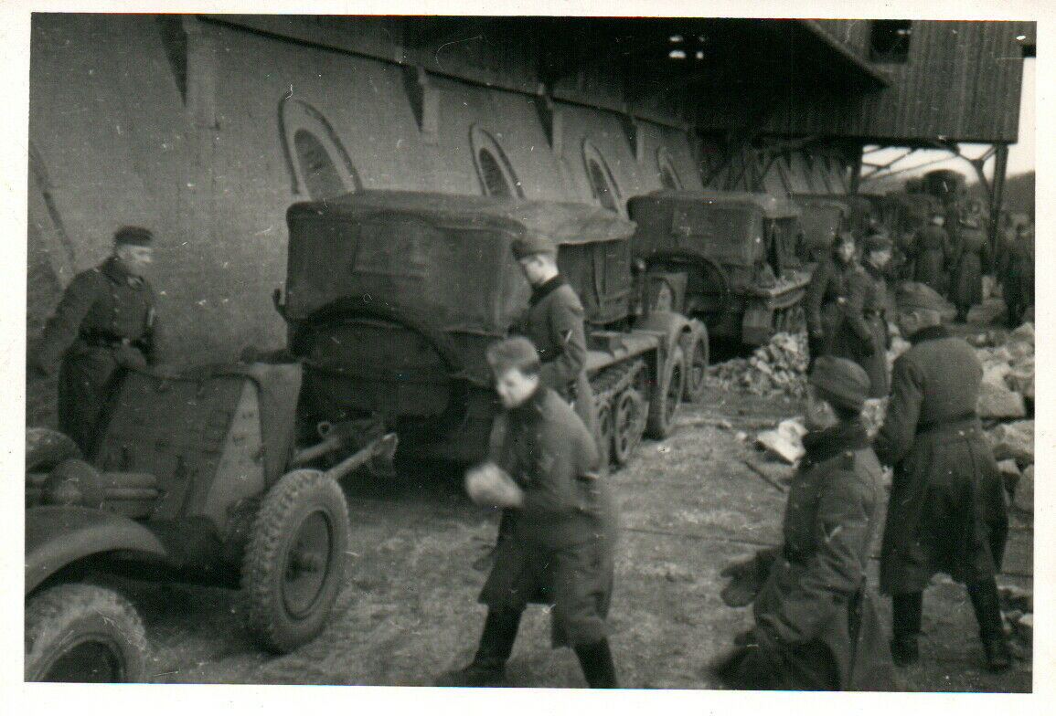 Foto, Panzerjäger der Hamburger 20.Div., Bereitstellung in Menne