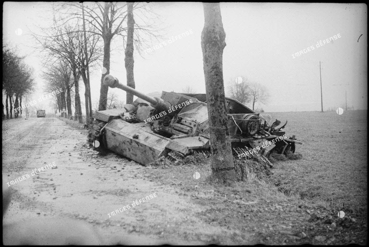 Char allemand Sturmageschütz 40 Auf G (SdKfz 142-1) endommagé et abandonné par les troupes allemande