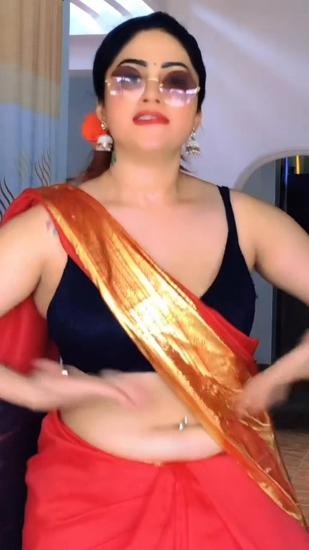 hot desi aunty big boobs in black bra and pierced sexy navel in red saree.mp4_snapshot_00.12.223
