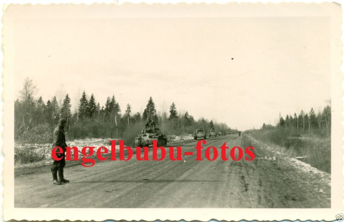 PANZER - BEUTEPANZER - Kolonne mehrerer Panzer (