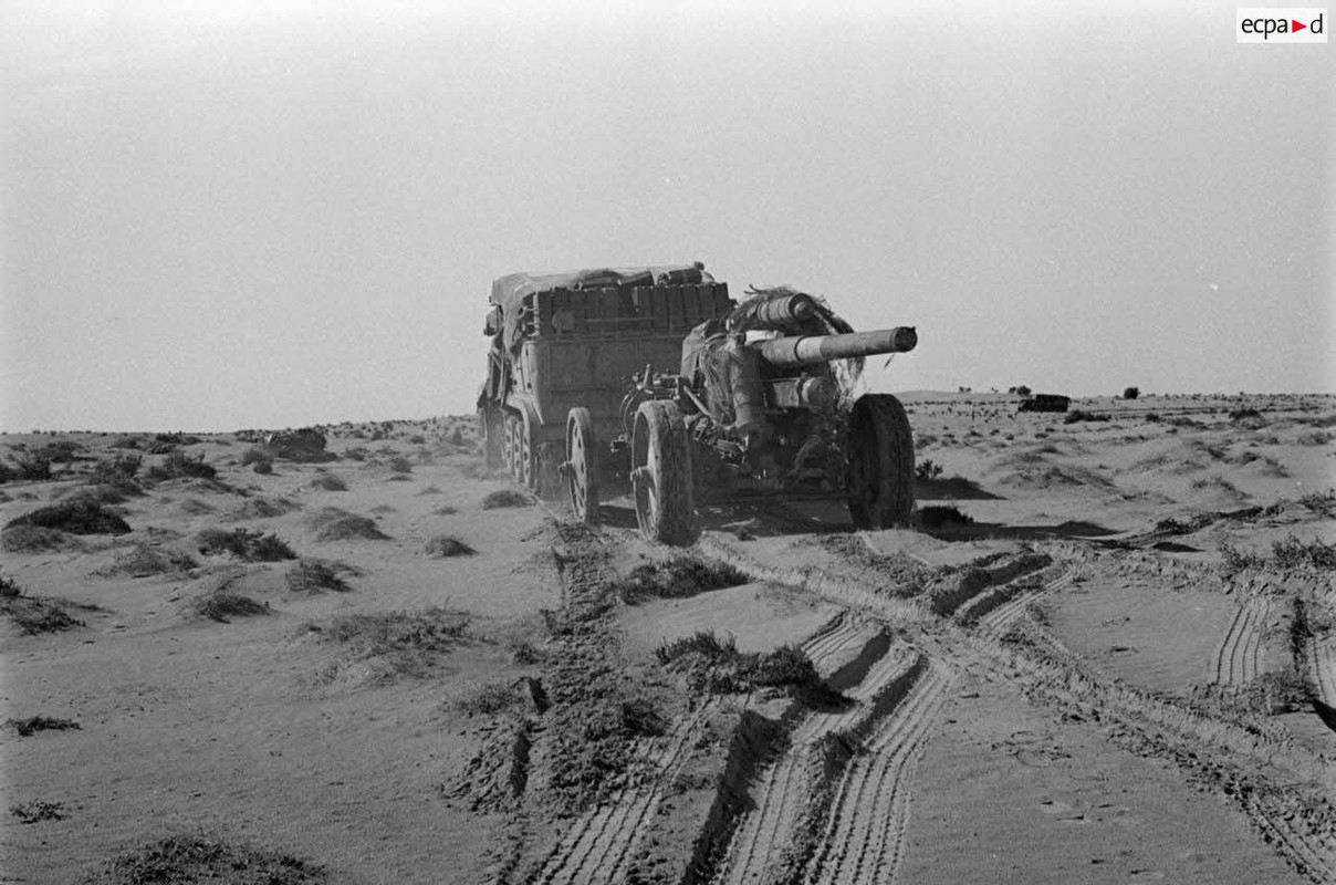 Le semi-chenillé SdKfz-7 tracte le canon de 10 cm Kanone 18 (6)