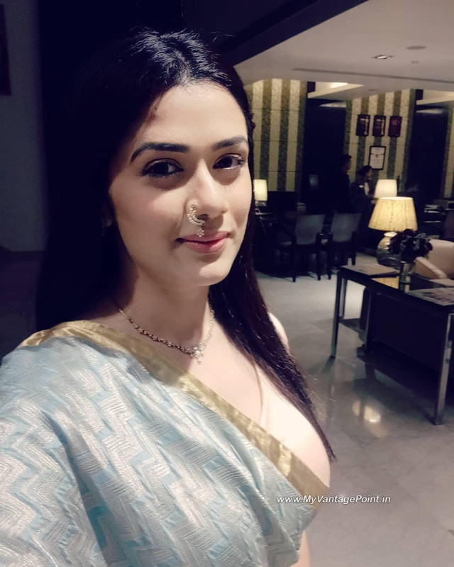 9-Marathi-Mulgi-Girija-Oak-Godbole-Photos-Wallpapers-in-Traditional-Look-My-Vantage-Point