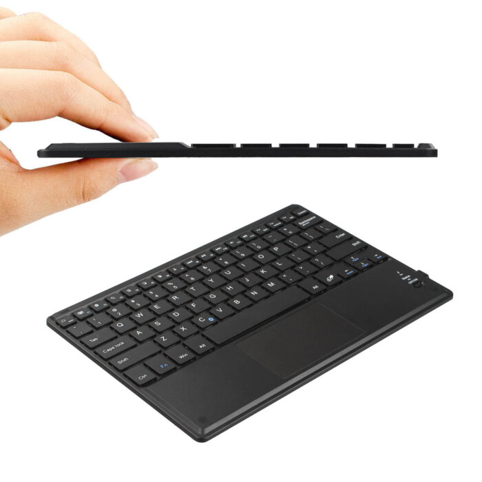 Teclado Bluetooth plegado, mostrando su tamaño compacto.