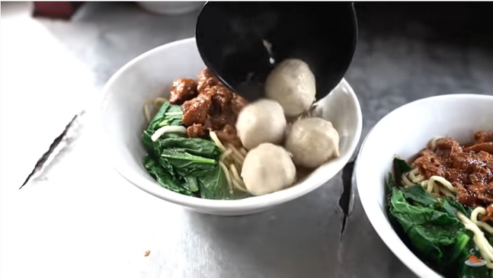 Sajian mi ayam bakso di Warung Mie Ayam Bakso dan Ceker Mang Ebot.
