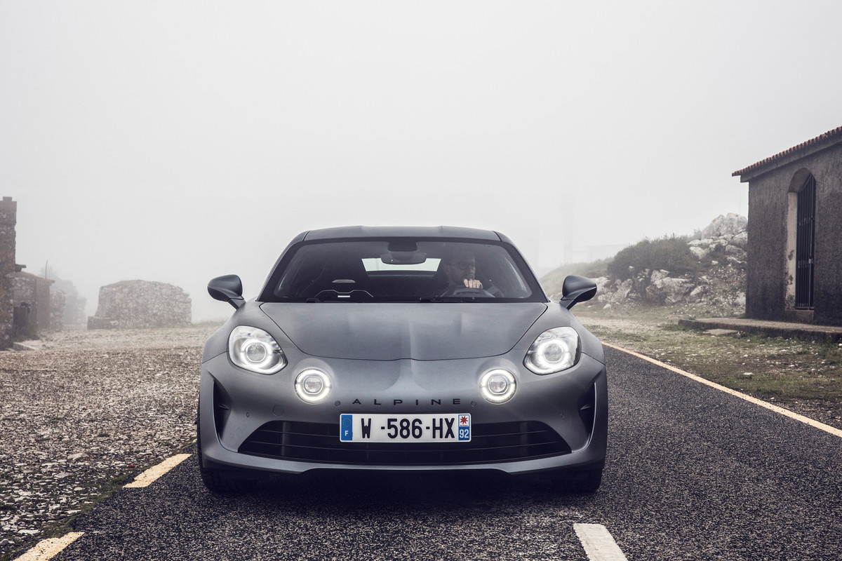 21234954_2019_-_ALPINE_A110S_tests_drive_in_Portugal