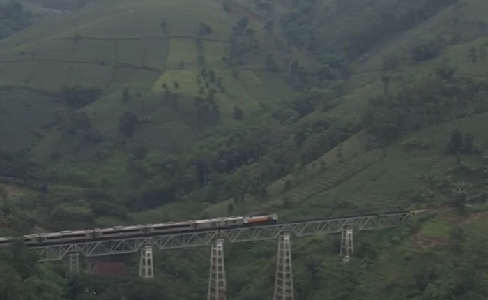 Kereta api melintasi Jembatan Citiis yang berada di Nagreg, Kabupaten Bandung, Jawa Barat.