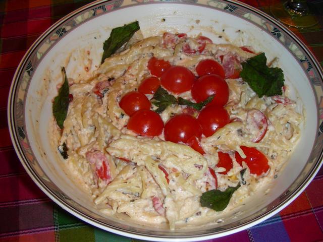 Trofie con crema di ricotta e pomodorini