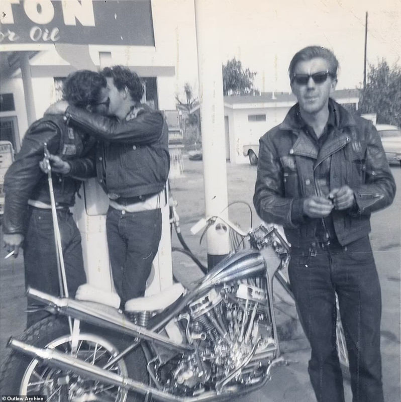 an-unknown-Hells-Angels-kisses-Otto-Frie