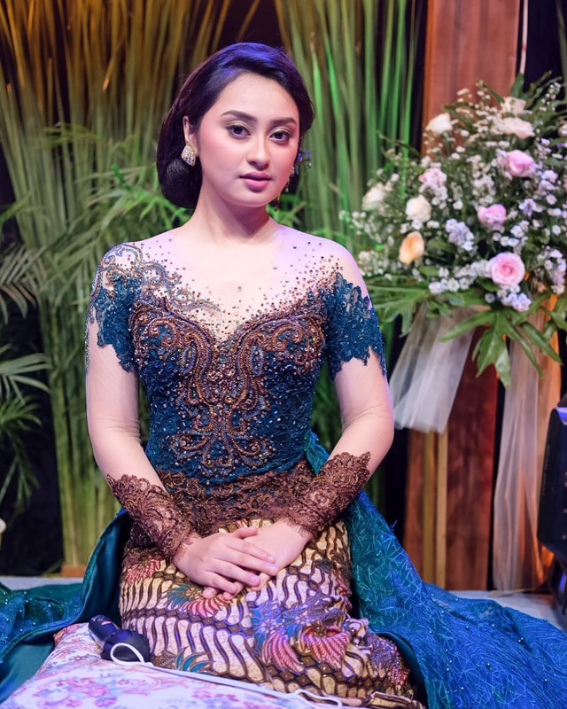 Memes Prameswari jadi sinden di acara OVJ dan Tukul Arwana One Man Show.