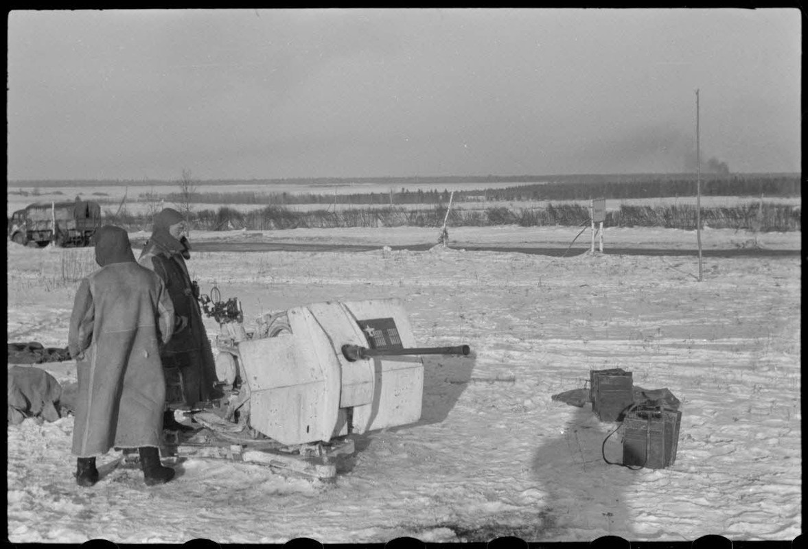 Dans le cadre de l'opération Büffelbewegung, la protection d'une route enneigée par des canons de 2 