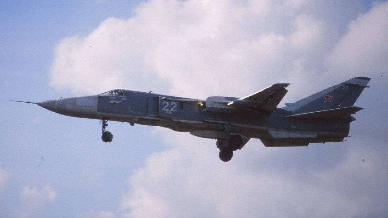 11 ORAP Su-24MR 22 White_0615307 (2)