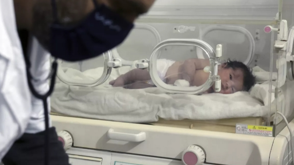(VIDEO) Milagro: En edificio colapsado tras terremoto en Turquía y Siria, hallan a bebé recién nacida