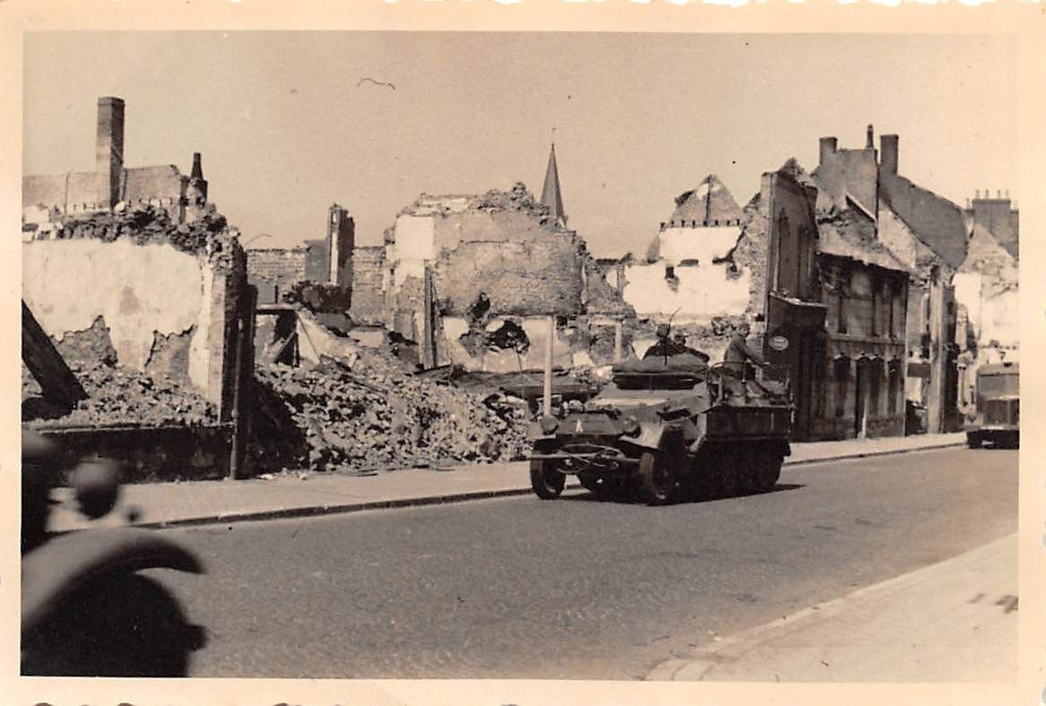 Schützen - Panzer fahrt durch zerstörte Stadt be