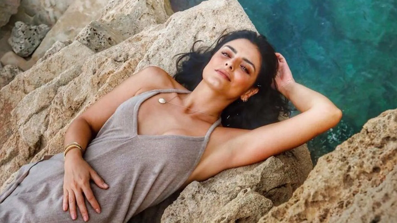 Luciendo sus encantos Aislinn Derbez es portada de la revista Glamour
