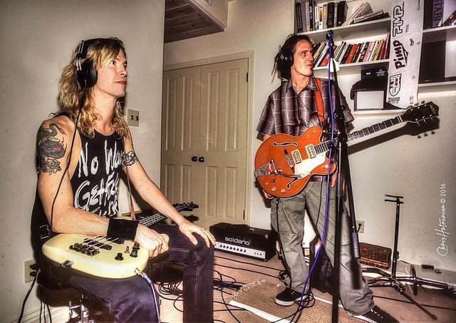 Rarely seen images of Duff, Izzy, Matt in the studio, 1995 Izzyduff