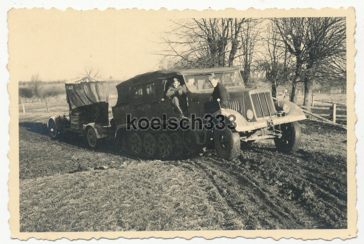 Foto Panzer Halbkette mit angehängtem Flakscheinwerfer fährt in Stellung ...