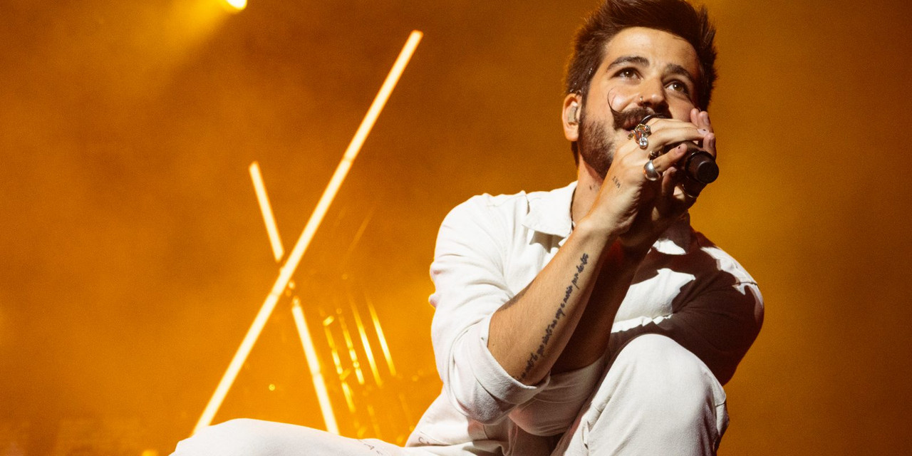 Camilo rompe en llanto en pleno concierto