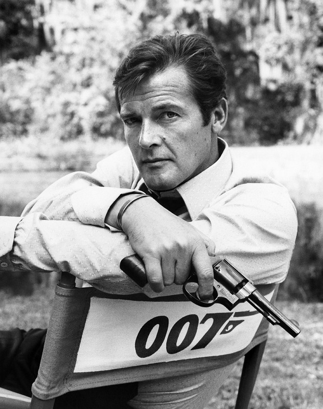 roger_moore_b17