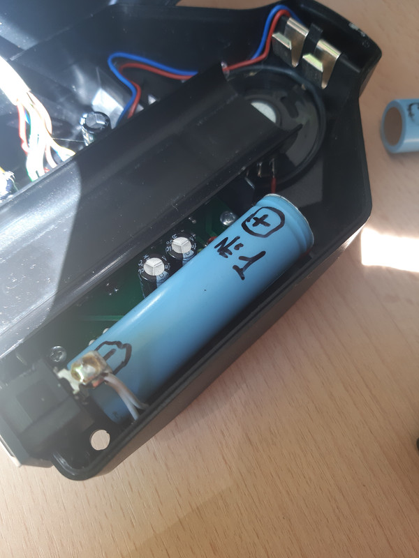 Аккум збоку