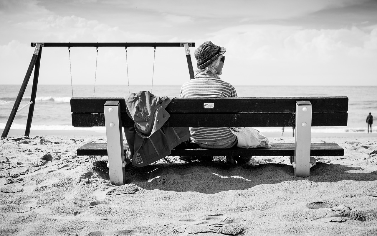 blacknwhite-beach-925740-1280.jpg