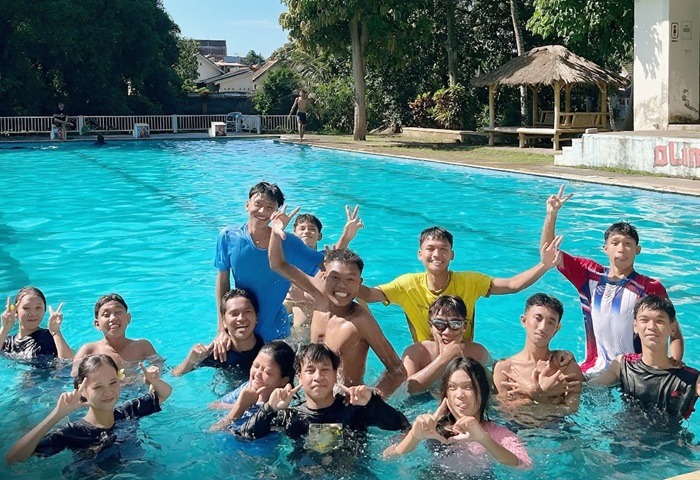 Sejumlah wisatawan yang tengah berenang di Rinjani Waterpark, Lombok Timur.