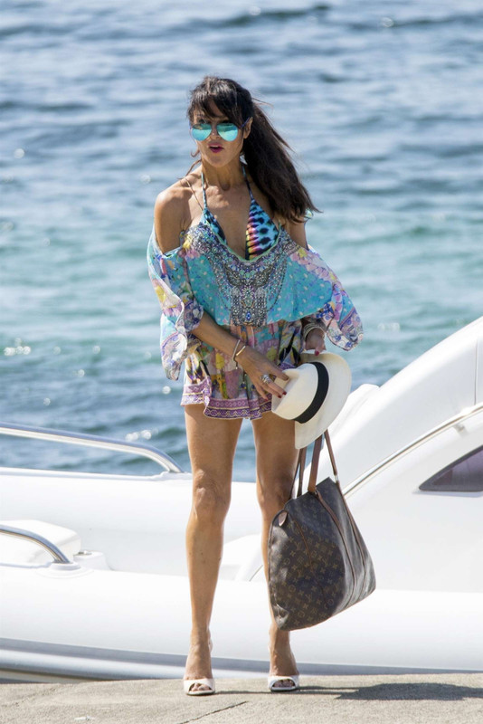 Lizzie-_Cundy_-_Wearing-_Bikini-and-_Swimsuit--15