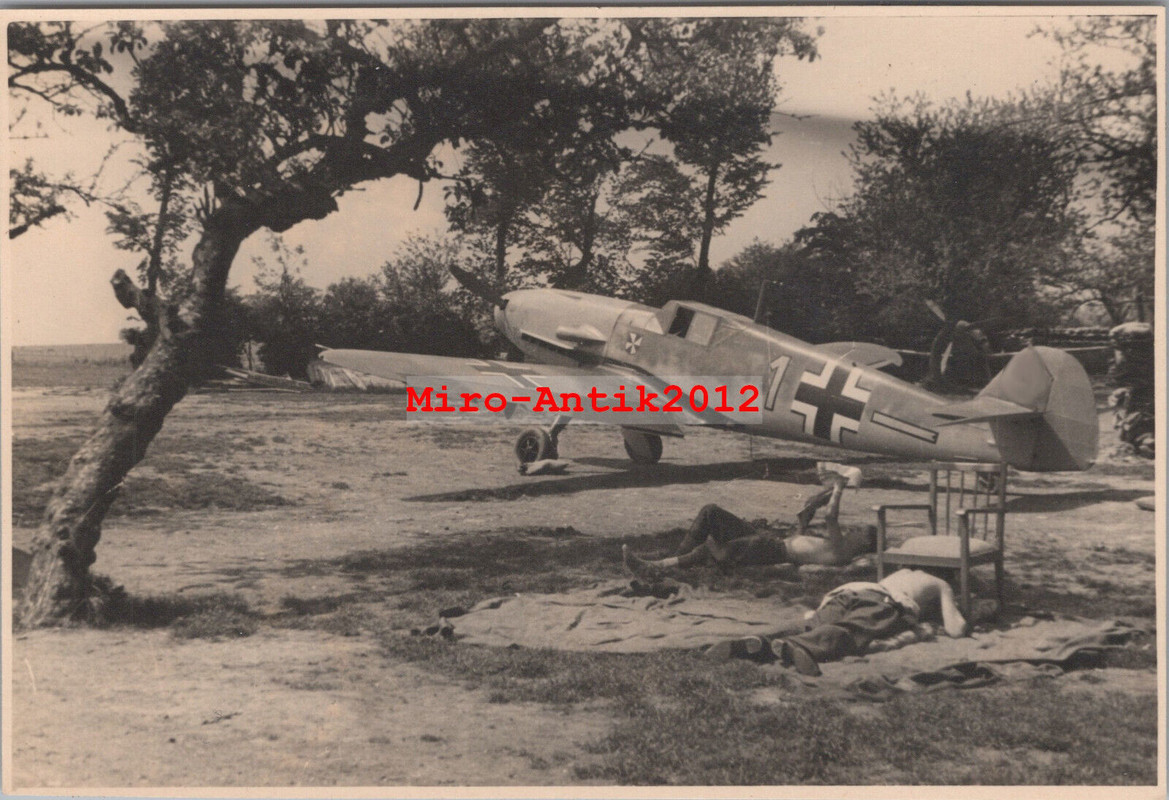 Foto, II.-JG3 -Udet- Me 109 Nummer 1 und Piloten, Monchy-Breton France (N)51000